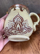 Load image into Gallery viewer, Burgundy Carved Mandal Mug